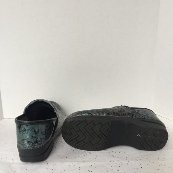 Dansko Blue Gray Patent Patterned Clog - Size 39 - Picture 5 of 8